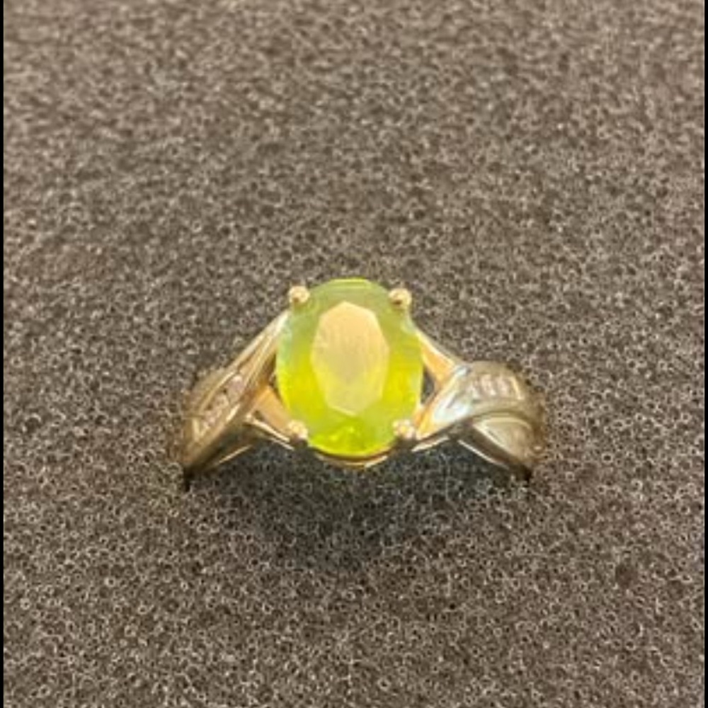 Gorgeous Vintage 14K YG Ring - Peridot stone, diamond accents. Size 7.